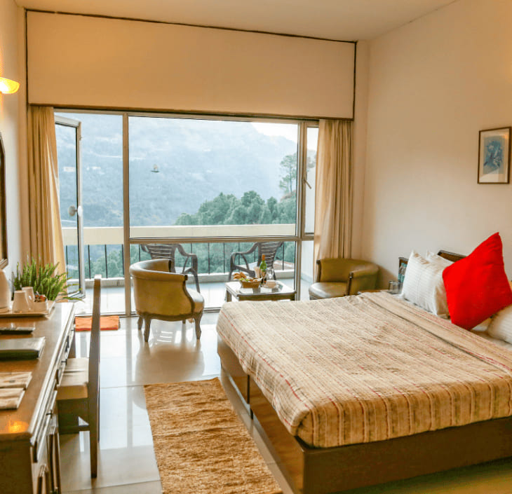 Room with full-height glazing onto a balcony above the valley